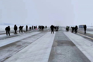信陽(yáng)明港機(jī)場(chǎng)抗擊冰雪，護(hù)航旅客回家路